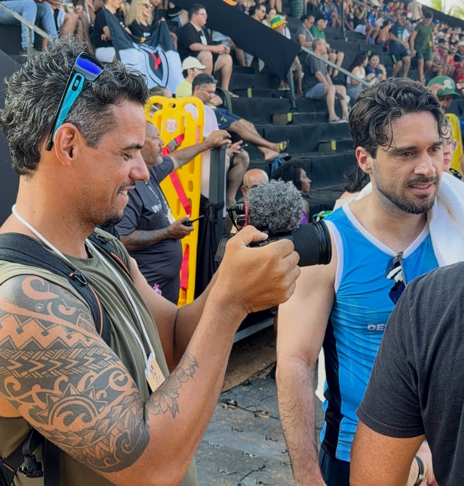 Bastidores de entrevista com câmera e microfone